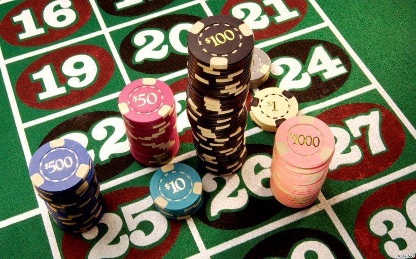 Filipino player accessing phopen Live Casino baccarat table on a smartphone